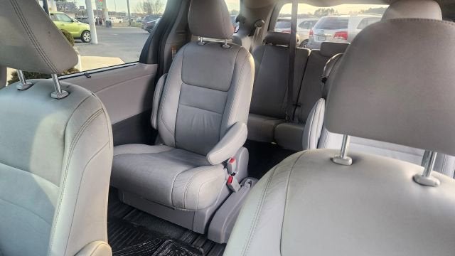 2017 Toyota Sienna XLE Premium Minivan 4D