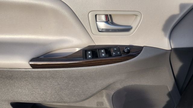 2017 Toyota Sienna XLE Premium Minivan 4D