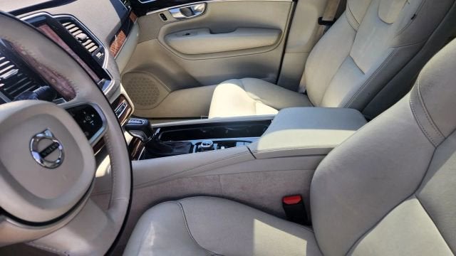 2016 Volvo XC90 T6 Momentum